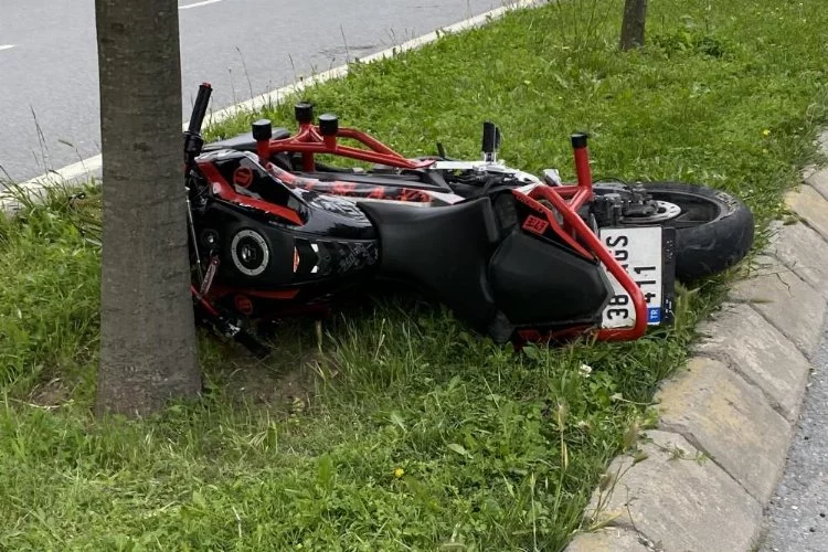 Korkunç kaza, ağaca çarpan motosiklet sürücüsü feci şekilde can verdi