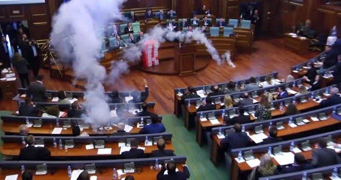 Kosova Meclisinde Gaz Bombası, Milletvekilleri Salonu Gaz Maskesiyle Terk Etti
