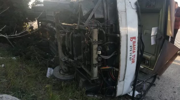 Lastiği patlayan otobüs devrildi: 18 yaralı
