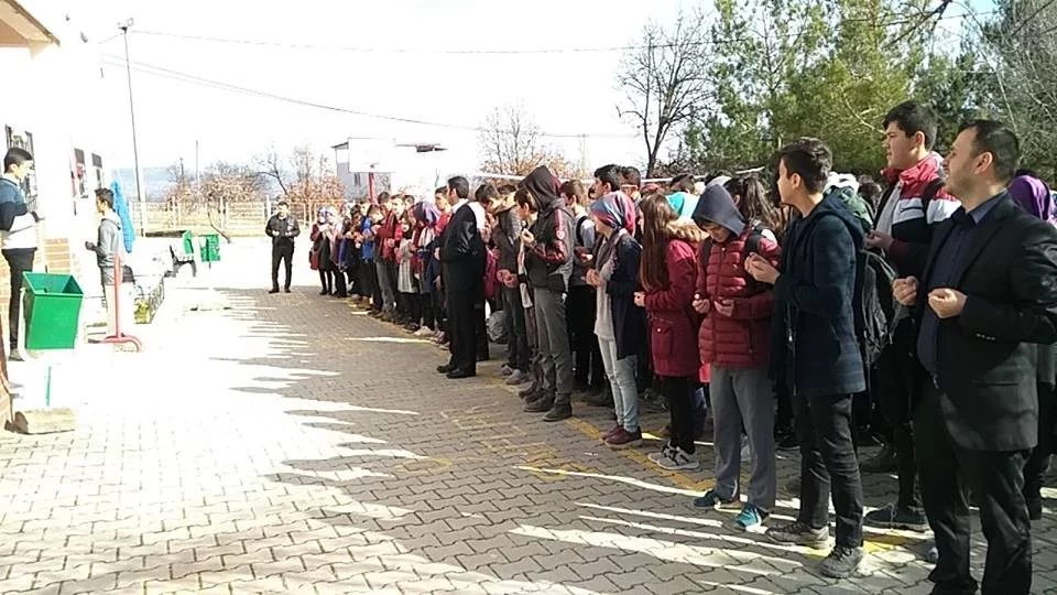 Lise öğrencilerinden Mehmetçiklere dua