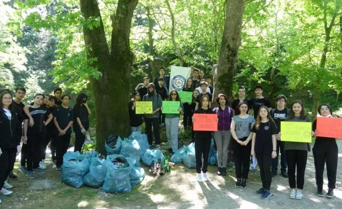 Liseli öğrenciler Uludağ'ın ormanlarını temizledi