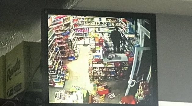Markete giren silahlı hırsızlar güvenlik kamerasına takıldı