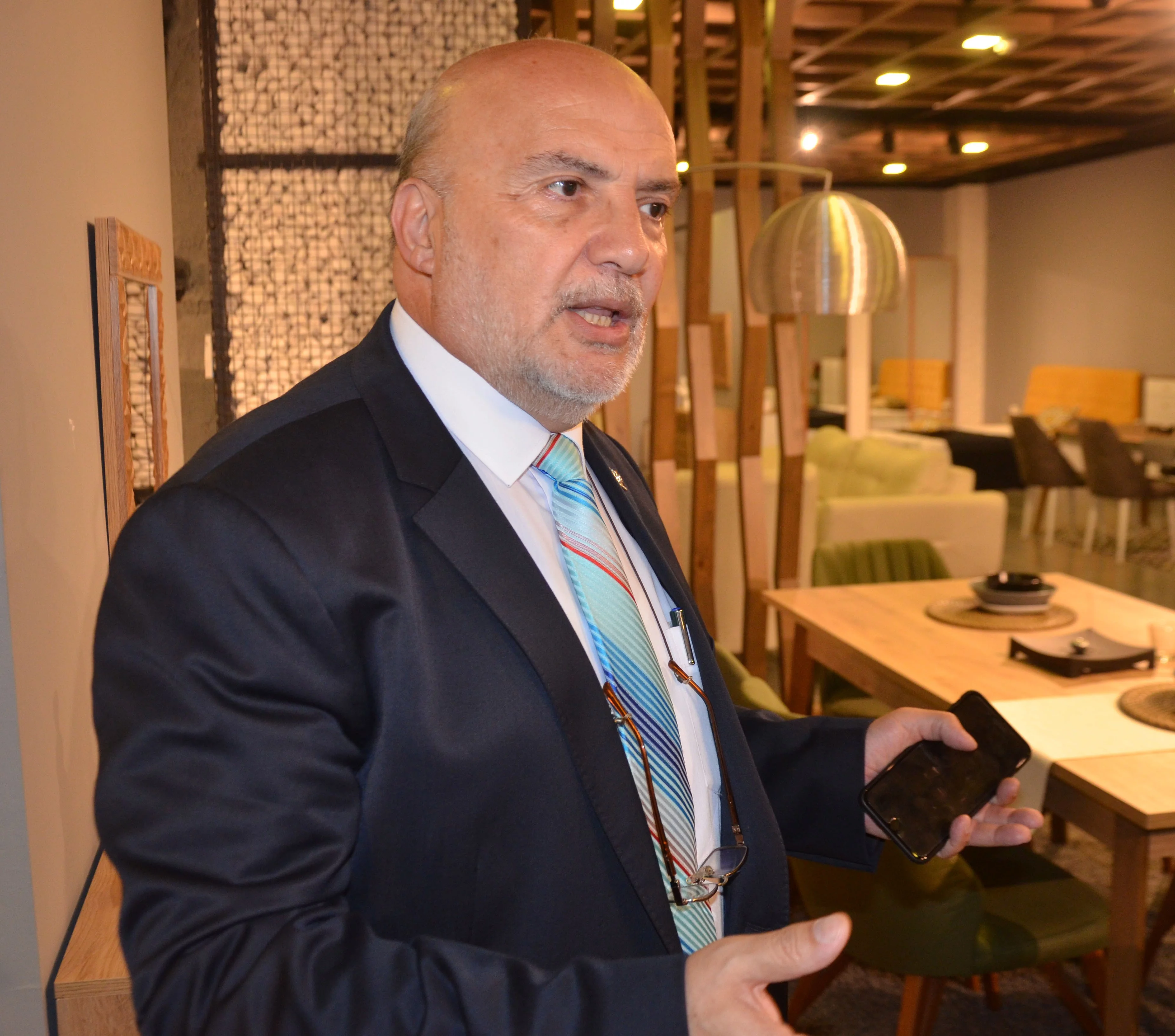 Milletvekili adayı Ahmet Yelis, İnegöl mobilyacılarının dertlerini dinledi