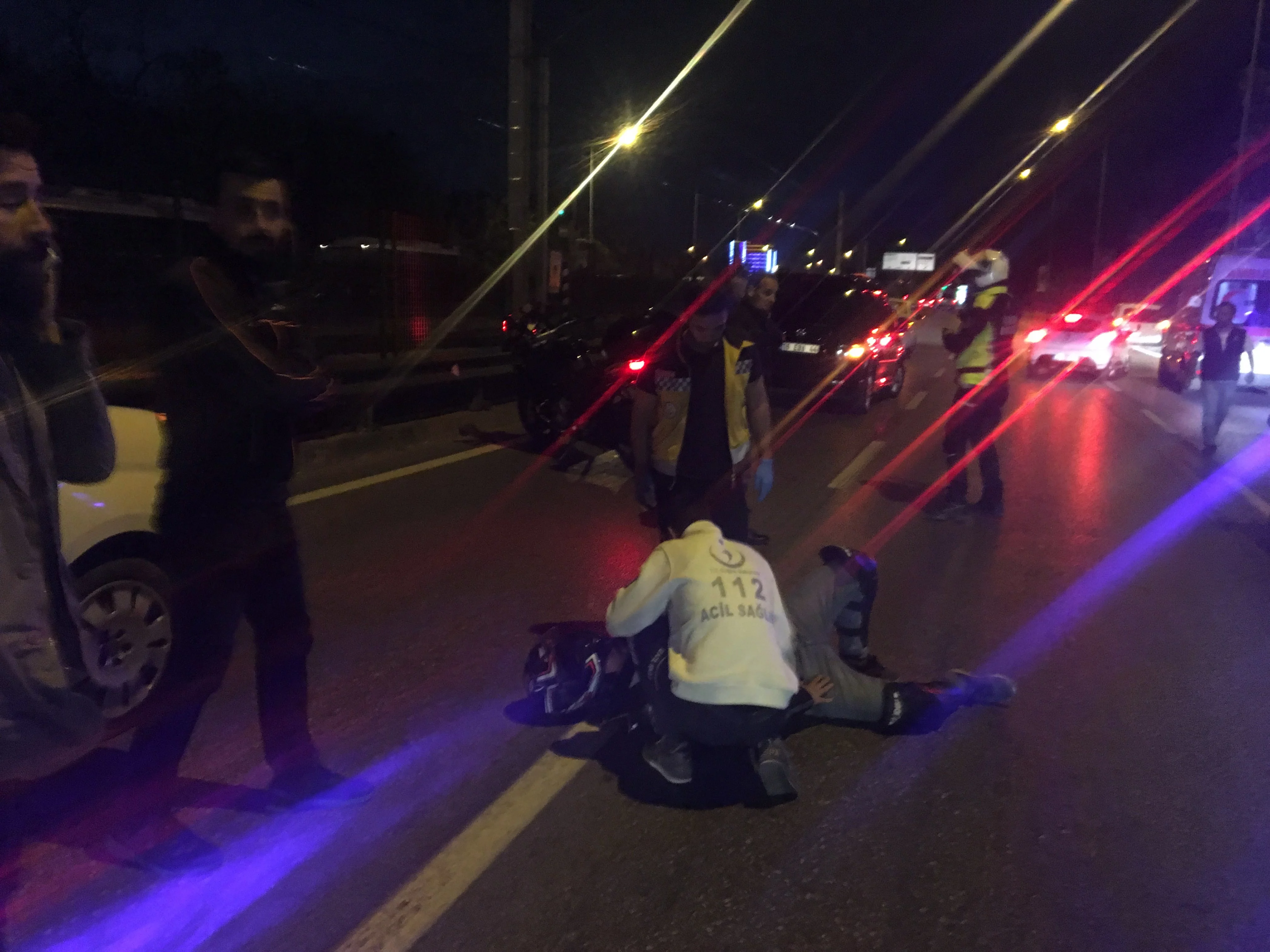 Motosiklet sürücüsü yaralandı, trafik kilitlendi
