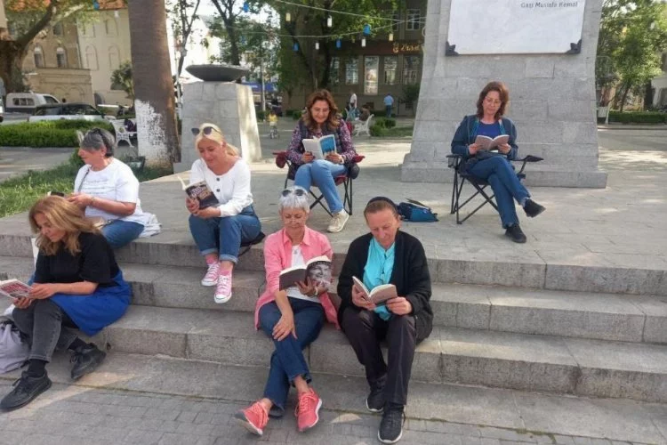 Mudanya'da "Kitabını al da gel" meydanı doldurdu