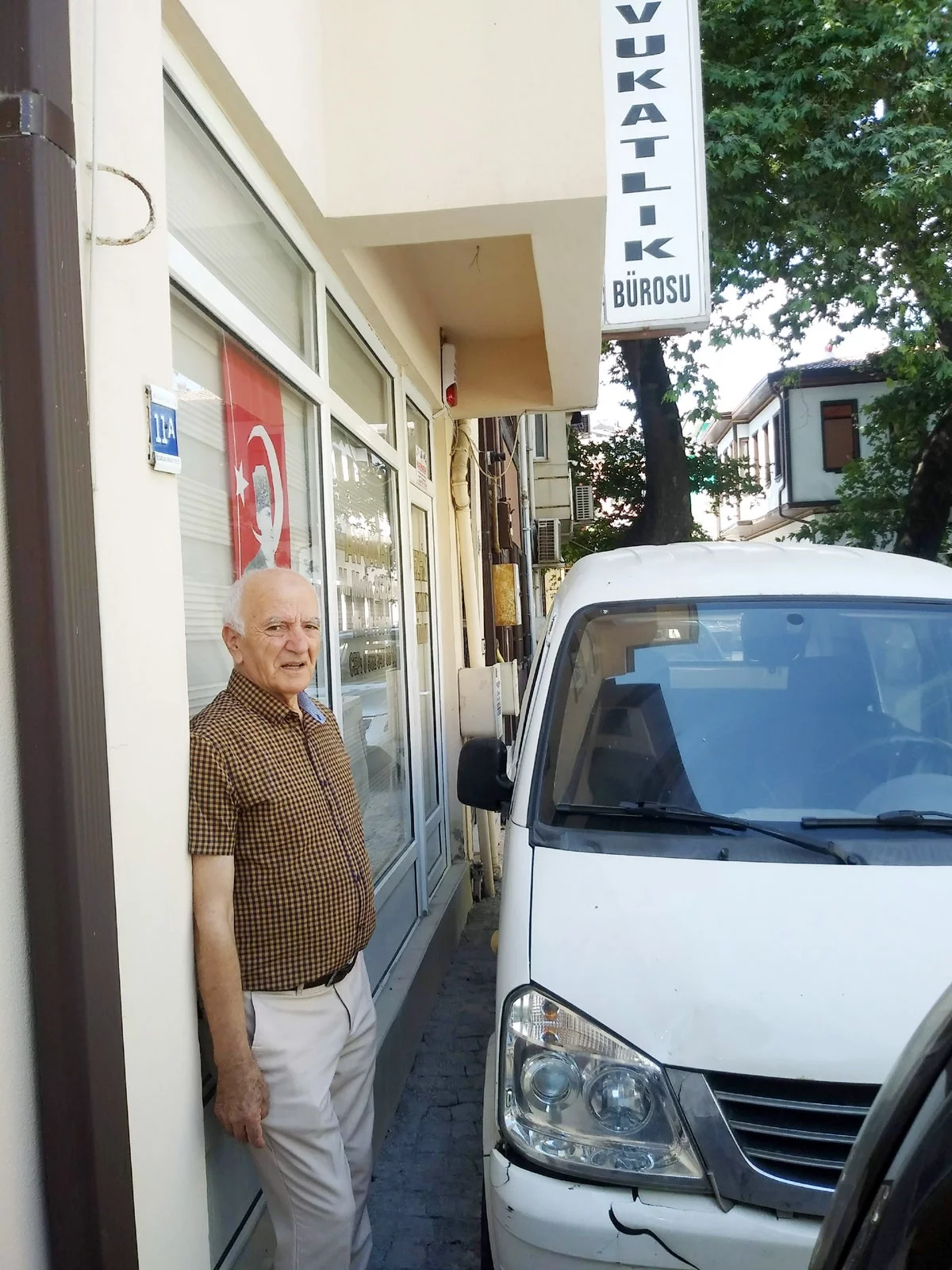 Mudanya'da kaldırımsız cadde ve sokaklarda vatandaşlar dükkân ve evlerine giremiyor