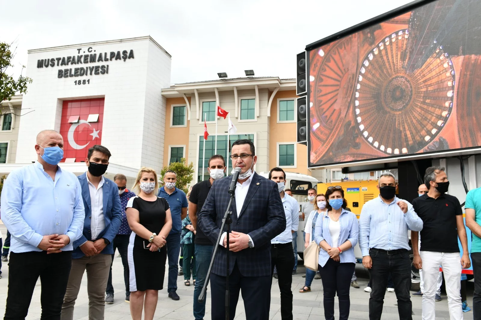 Mustafakemalpaşa Belediyesi Ayasofya Cami için lokma dağıttı