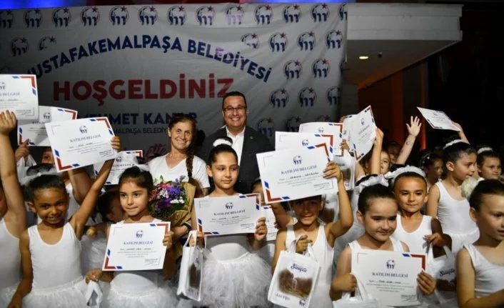 Mustafakemalpaşa’nın küçük kursiyerleri sertifikalarını aldı