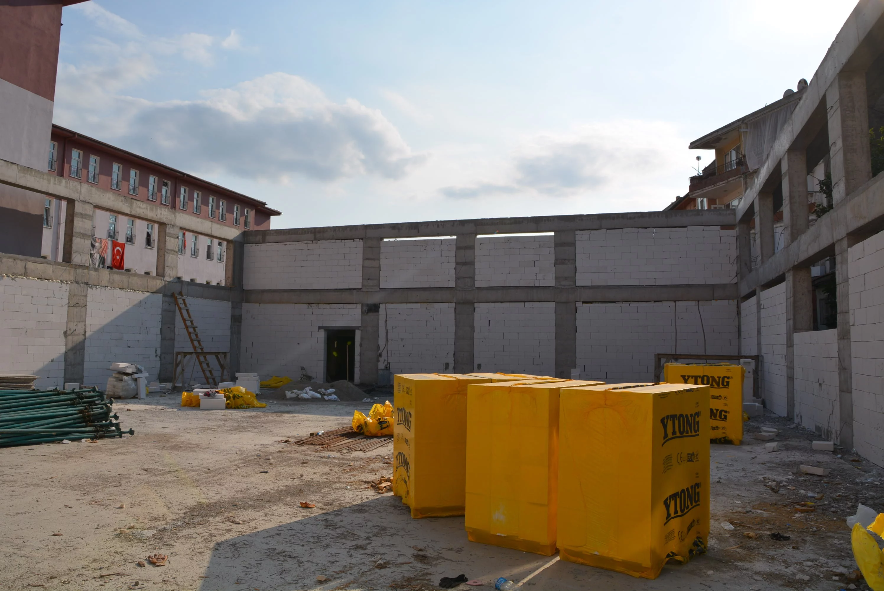 Naim Süleymanoğlu Spor Salonu inşaatı devam ediyor