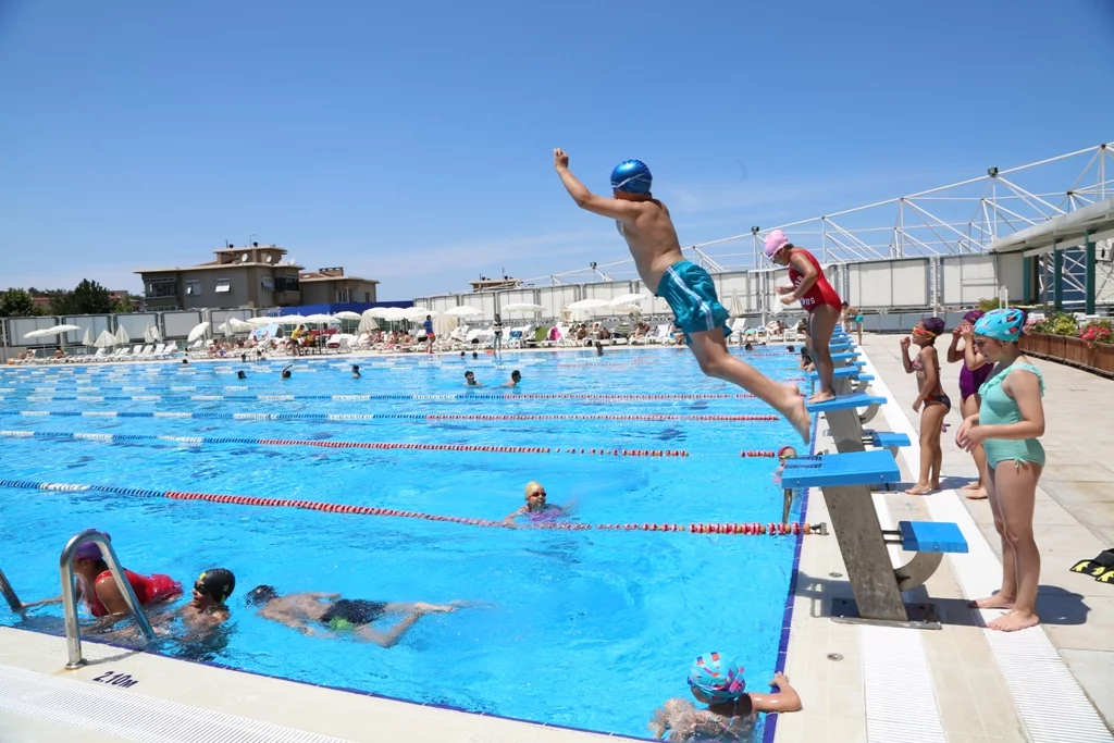 Nilüfer Belediyesi'nin yüzme eğitimleri sürüyor
