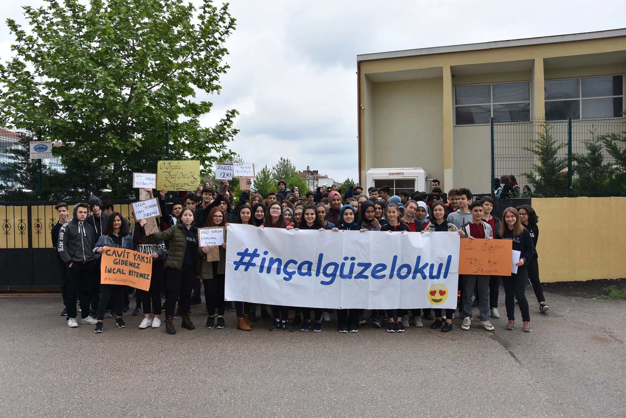Öğrenciler, okul müdürlerinin değişmemesi için eylem yaptı