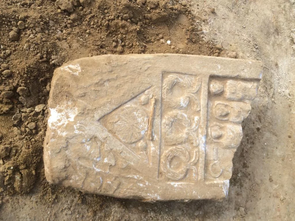 Okul temeli kazısında Roma dönemine ait mezar taşı bulundu