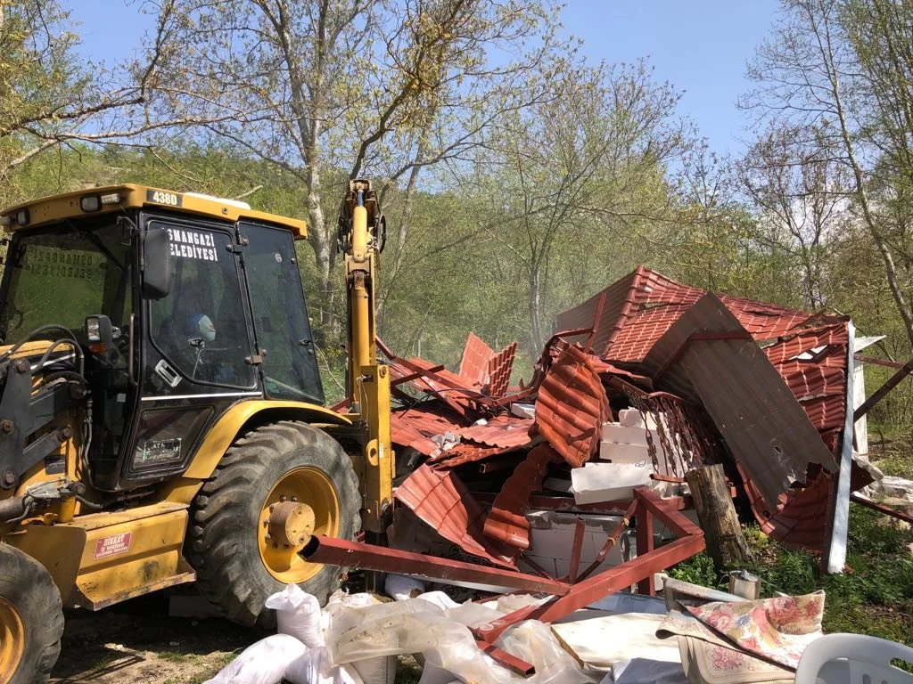 Orman arazisindeki kaçak ev yıkıldı