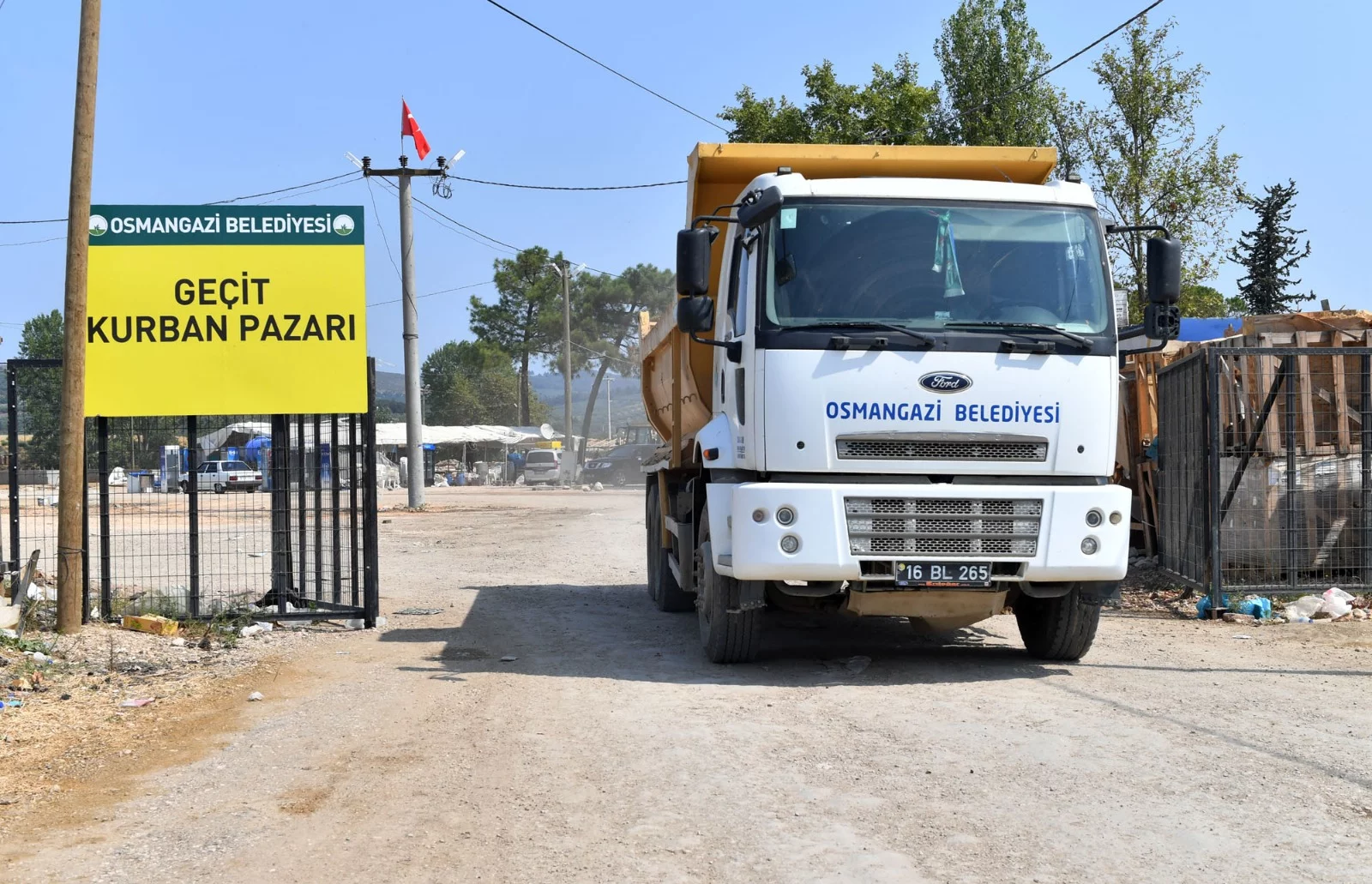 Osmangazi Belediyesi ekipleri kurban satış yerlerini temizledi