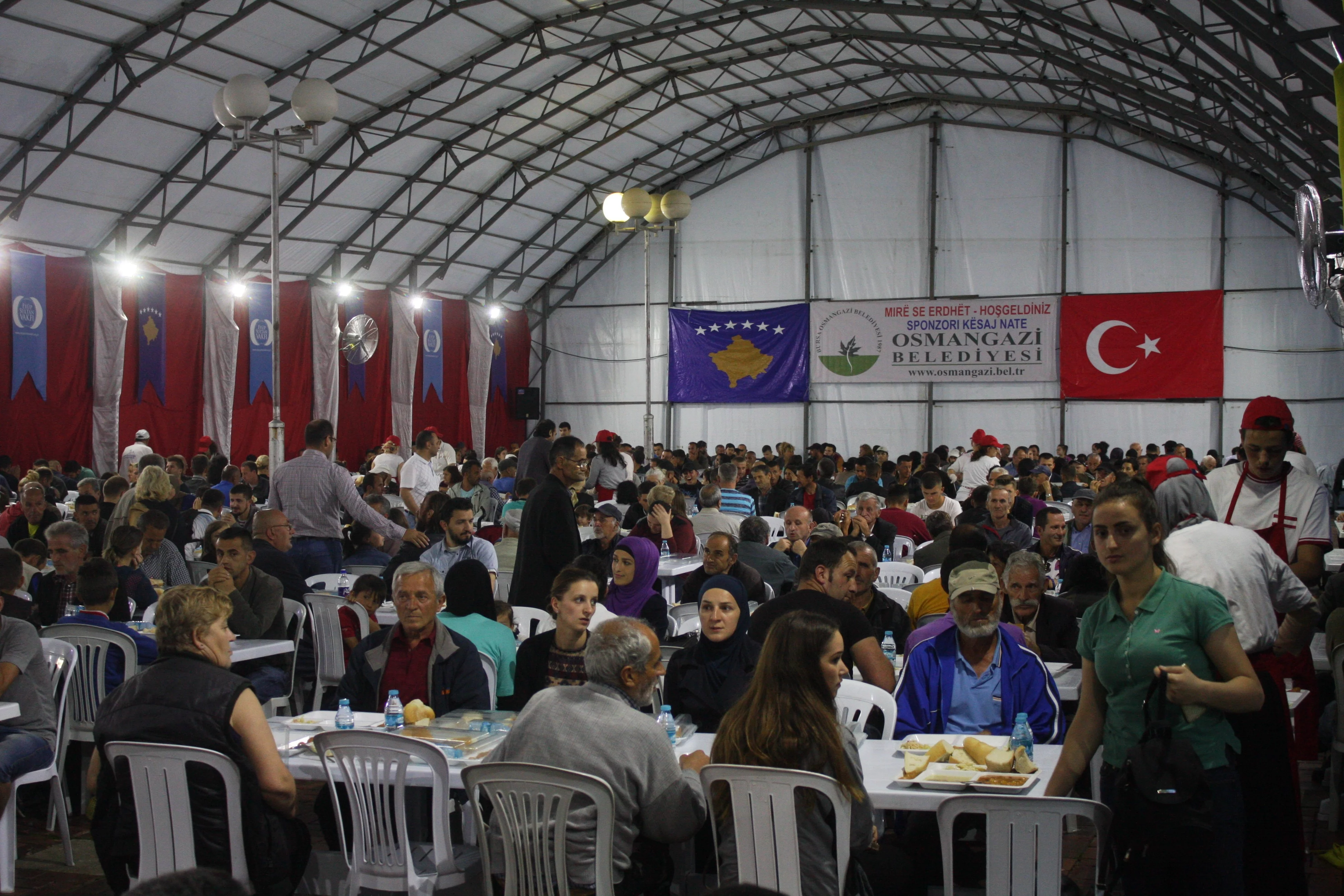 Osmangazi Belediyesi'nden Kosova'da binlerce kişiye iftar