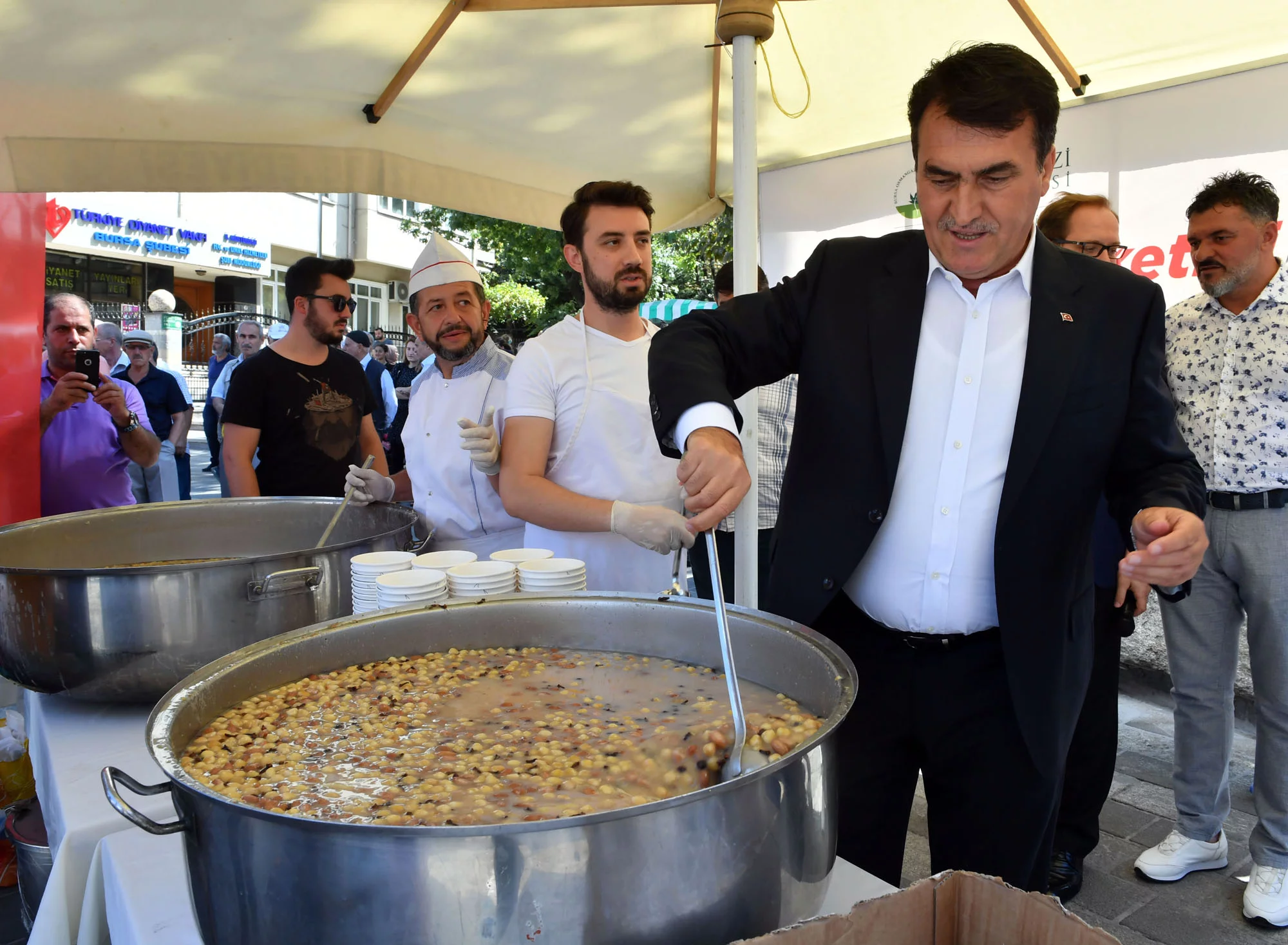 Osmangazi Belediyesi’nden vatandaşlara aşure ikramı