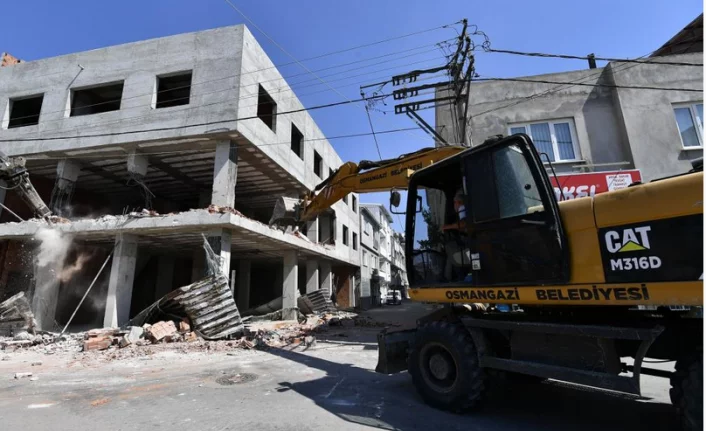Osmangazi'de 3 katlı kaçak bina yıkıldı