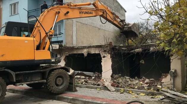 Osmangazi'de metruk binalar tehlike olmaktan çıkıyor