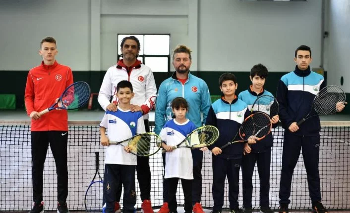 Osmangazi’de engeller tenis ile aşılıyor