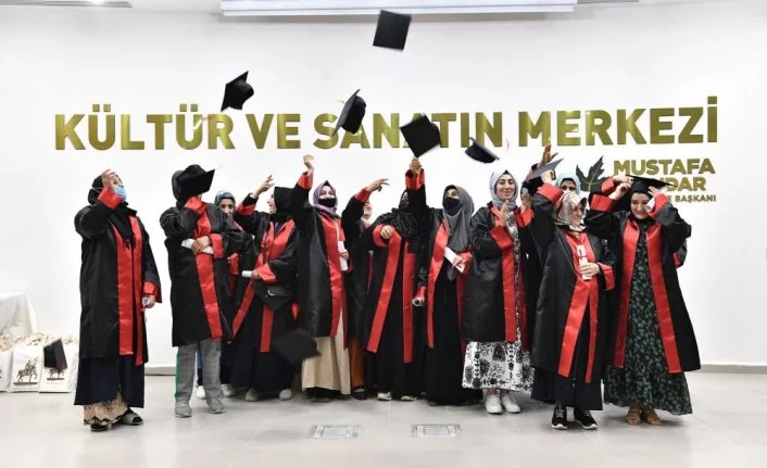 Osmangazi’de yetişkinlerin mezuniyet sevinci