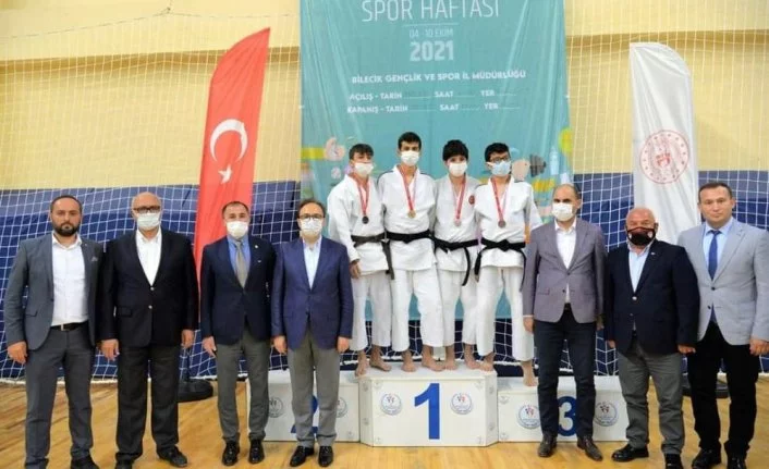 Osmangazili judocular üçüncülük kürsüsünde
