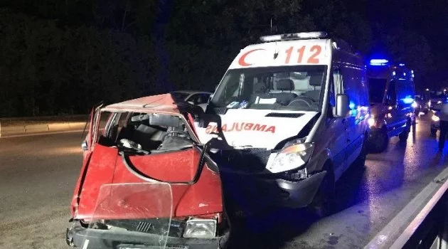 Otomobil ambulansla çarpıştı:1'i ağır 4 yaralı