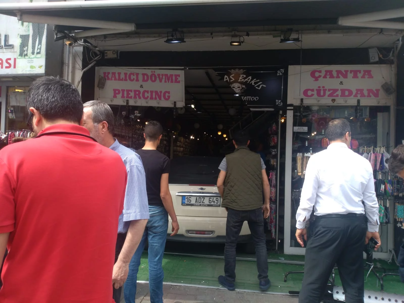 Otomobil bijuteri dükkanına daldı: 2 yaralı