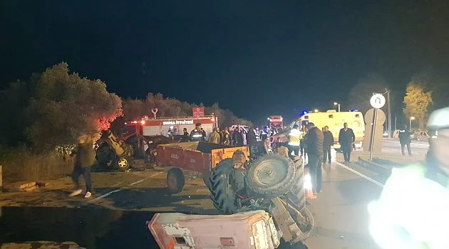 Otomobille traktör kafa kafaya çarpıştı: 1 ölü, 3 yaralı