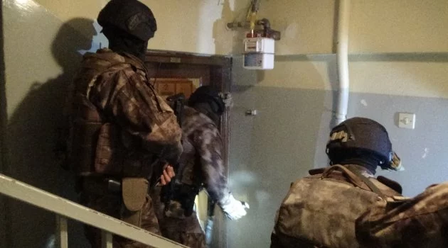 Özel harekatçılar kapıları kırdı, narkotik polisi didik didik arad