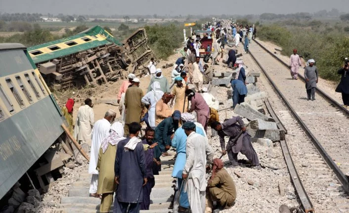 Pakistan'da iki yolcu treni çarpıştı: 30 ölü, 50 yaralı