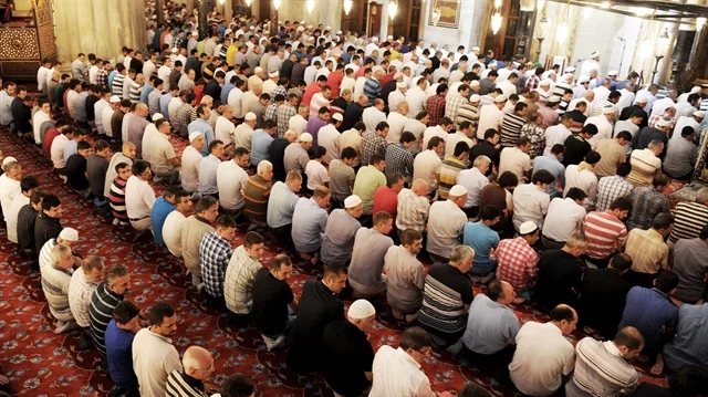 Ramazan'ın ilk cuma namazında camiler doldu taştı