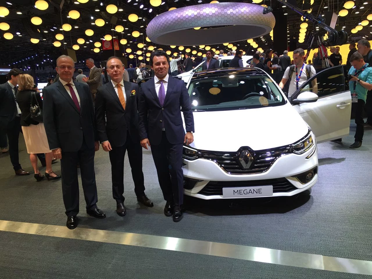 Renault’dan 2016 Paris Otomobil Fuarı’nda iki dünya prömiyeri: Yeni Megane Sedan ve Konsept TREZOR
