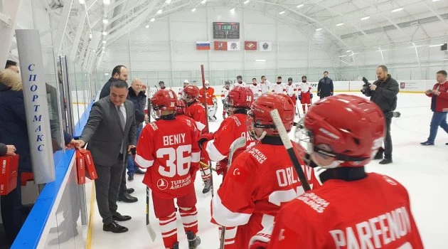 Rus ve Türk buz hokeyi takımlarından dostluk maçı