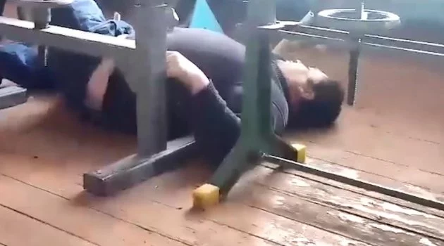 Rusya’da derse alkollü giren öğretmen masadan düştü, uyuya kaldı