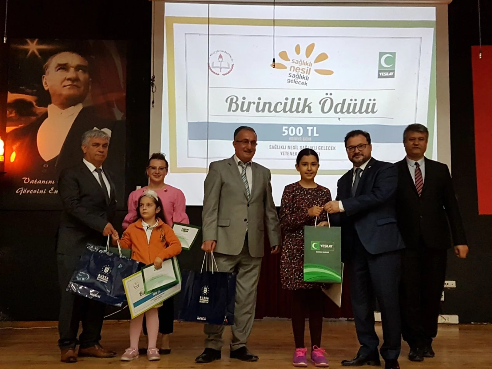 'Sağlıklı Nesil, Sağlıklı Gelecek' yarışmasında birinci olan öğrenciler ödüllendirildi