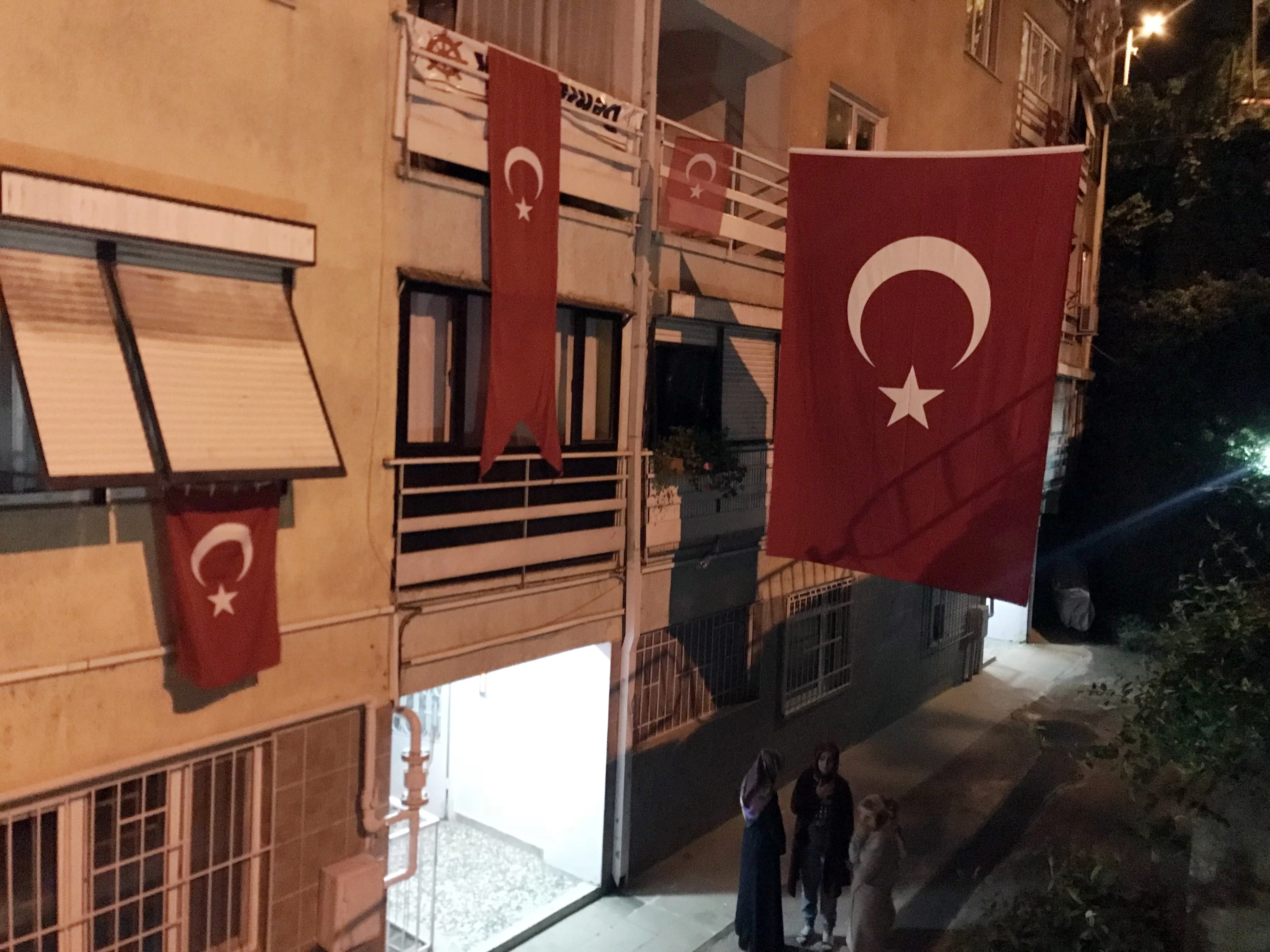 Şehidin evi Türk bayraklarıyla donatıldı