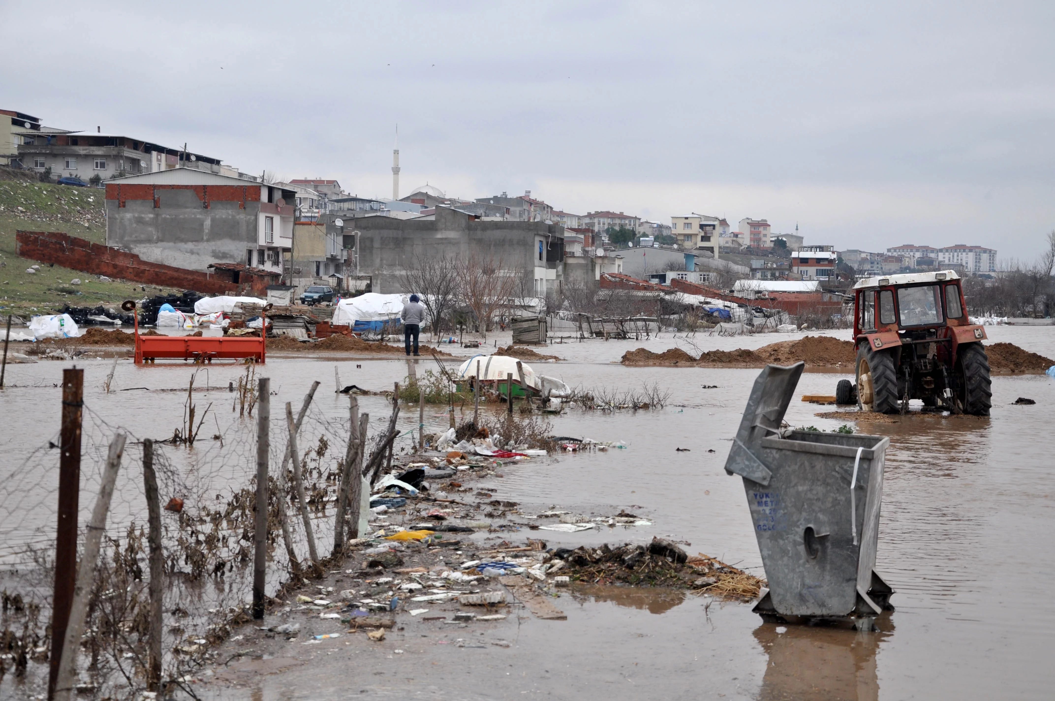Sel suları Bursa'da hayatı durma noktasına getirdi