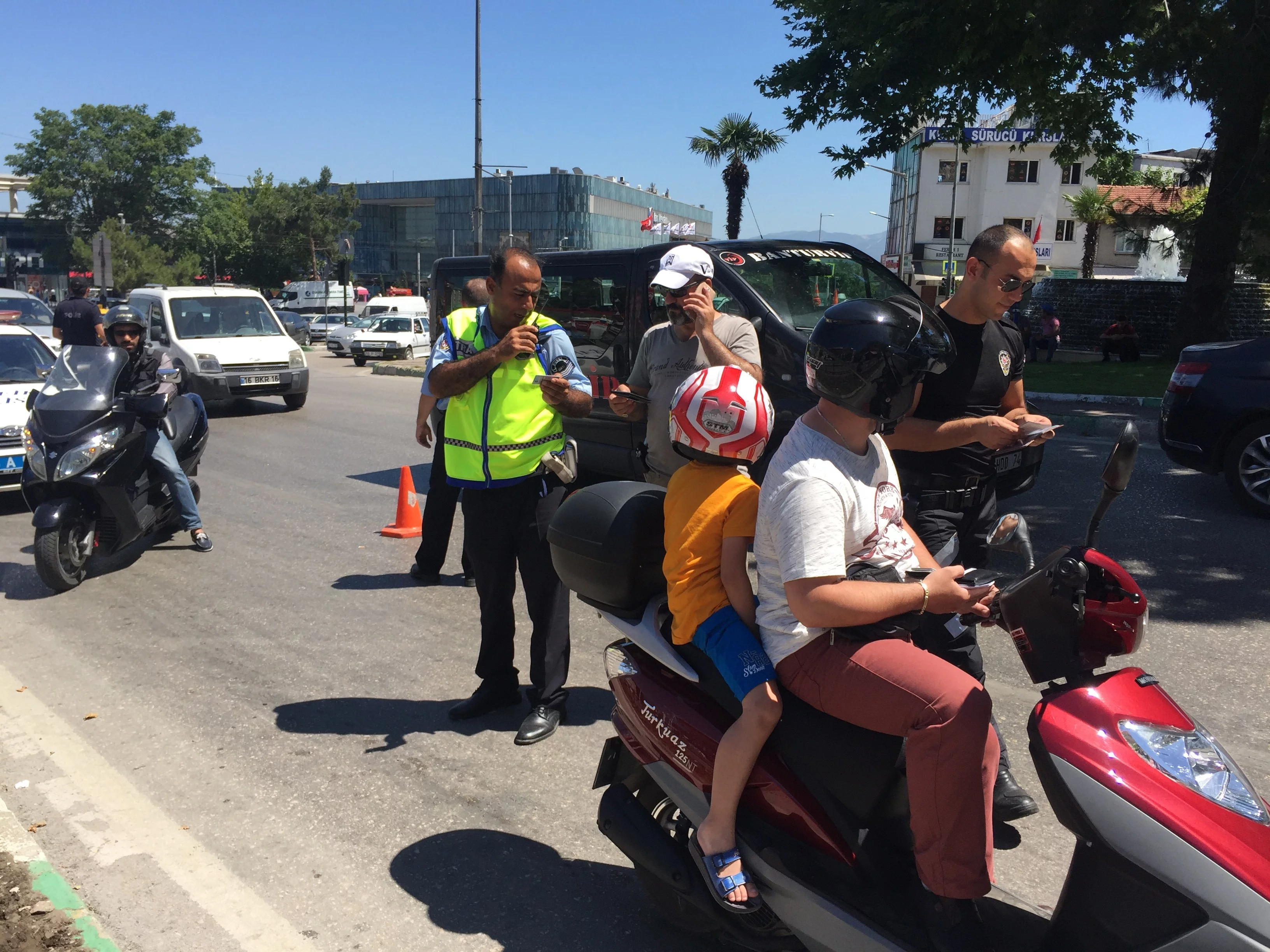 Sıcaktan bunalıp kask takmayan motosikletçilere ceza yağdı