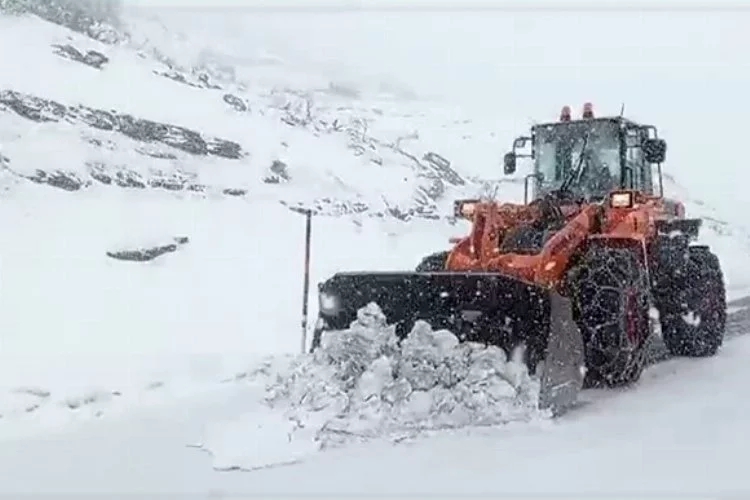 Siirt'te kardan yolda mahsur kalan 25 araç kurtarıldı