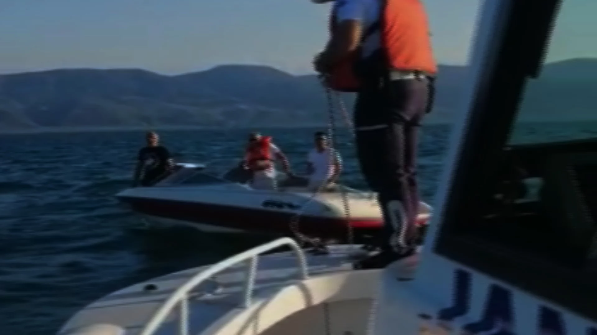 Su alan teknede mahsur kalan 3 kişiyi jandarma kurtardı