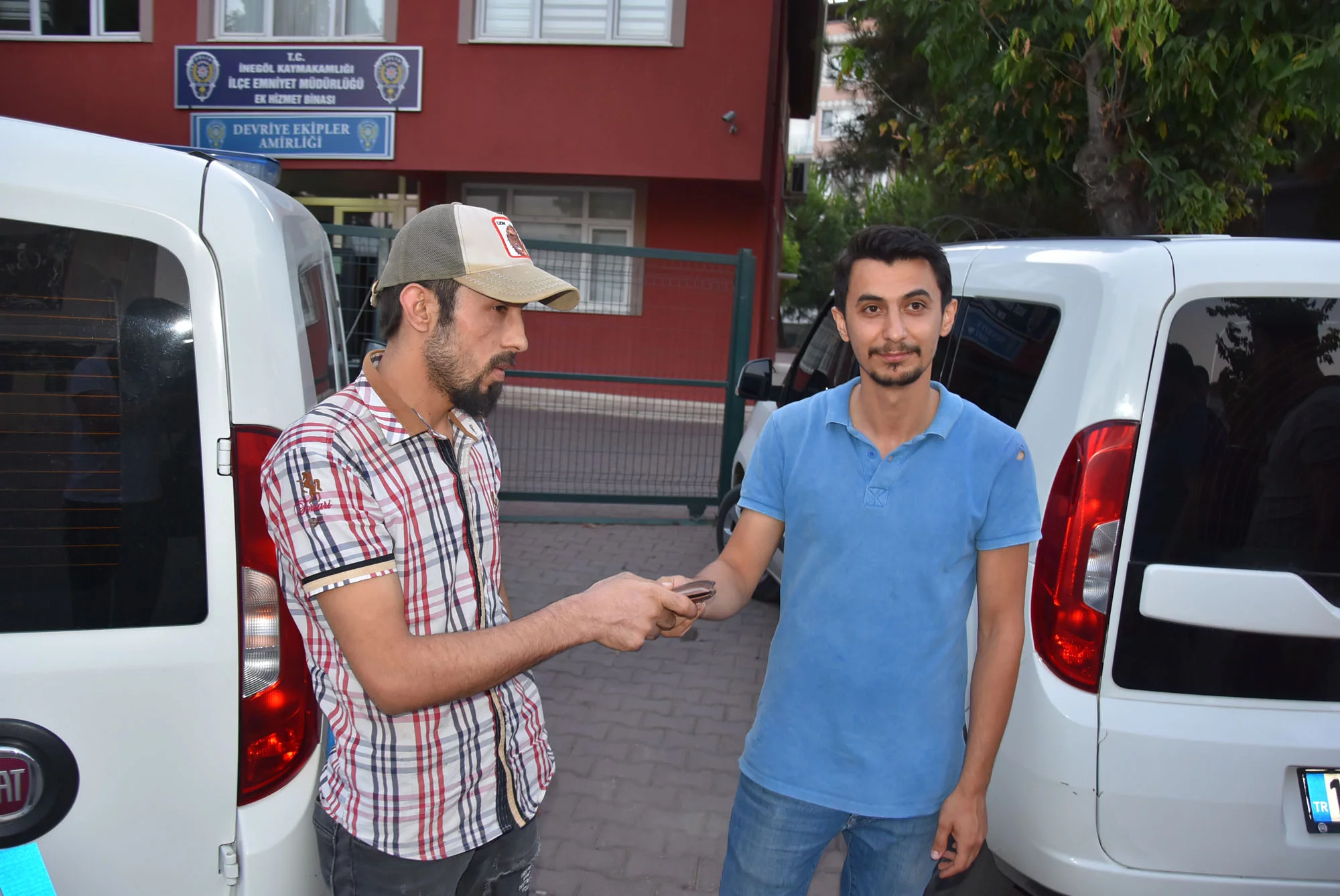 Suriyeli genç, yolda bulduğu cüzdanı sahibine teslim etti
