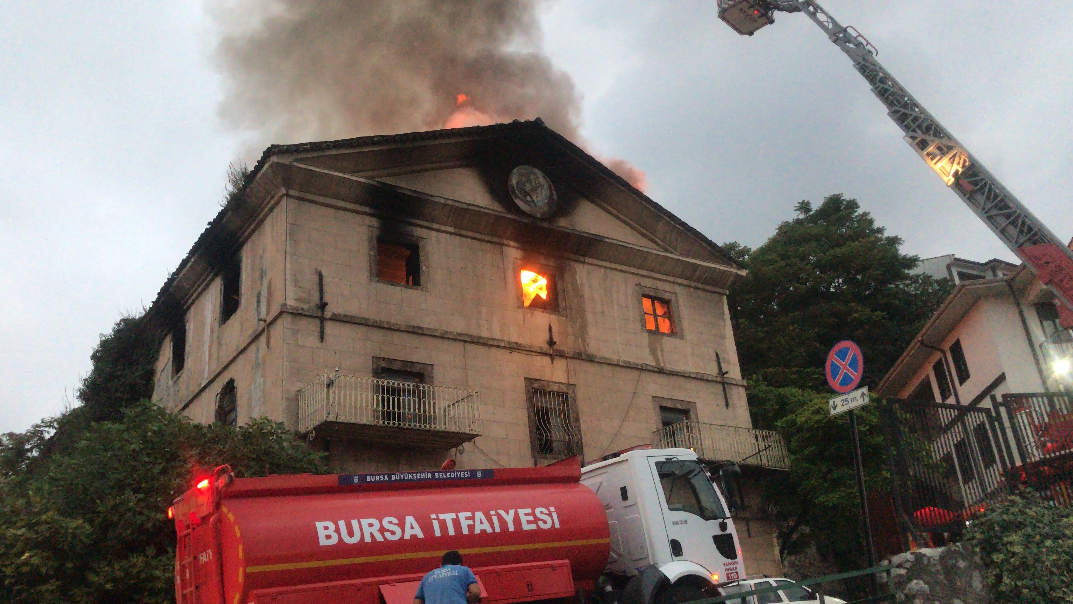 Tarihi binada yangın paniğe neden oldu