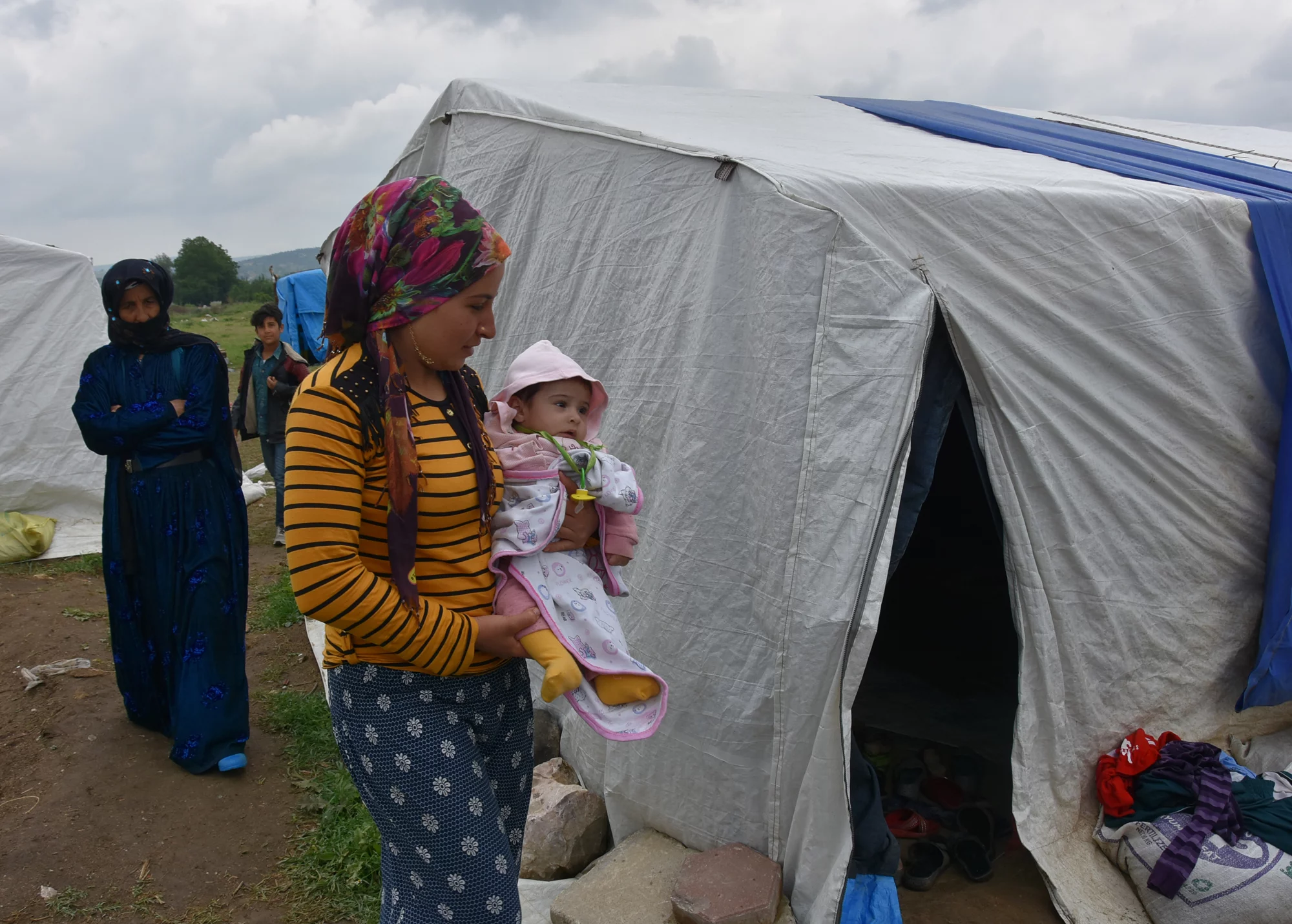 Tarım işçisi ailelerin çadırda çocuklarıyla yaşam mücadelesi