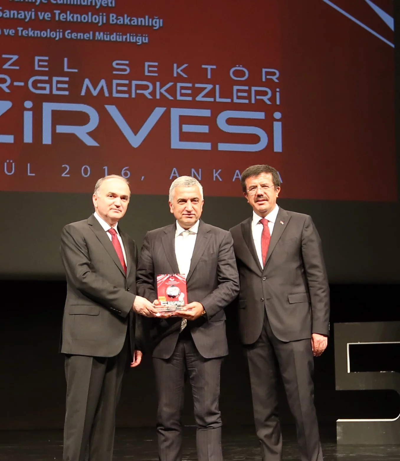 Tofaş bir kez daha Türkiye Otomotiv Sektörünün ‘En Başarılı Ar-Ge Merkezi’ seçildi