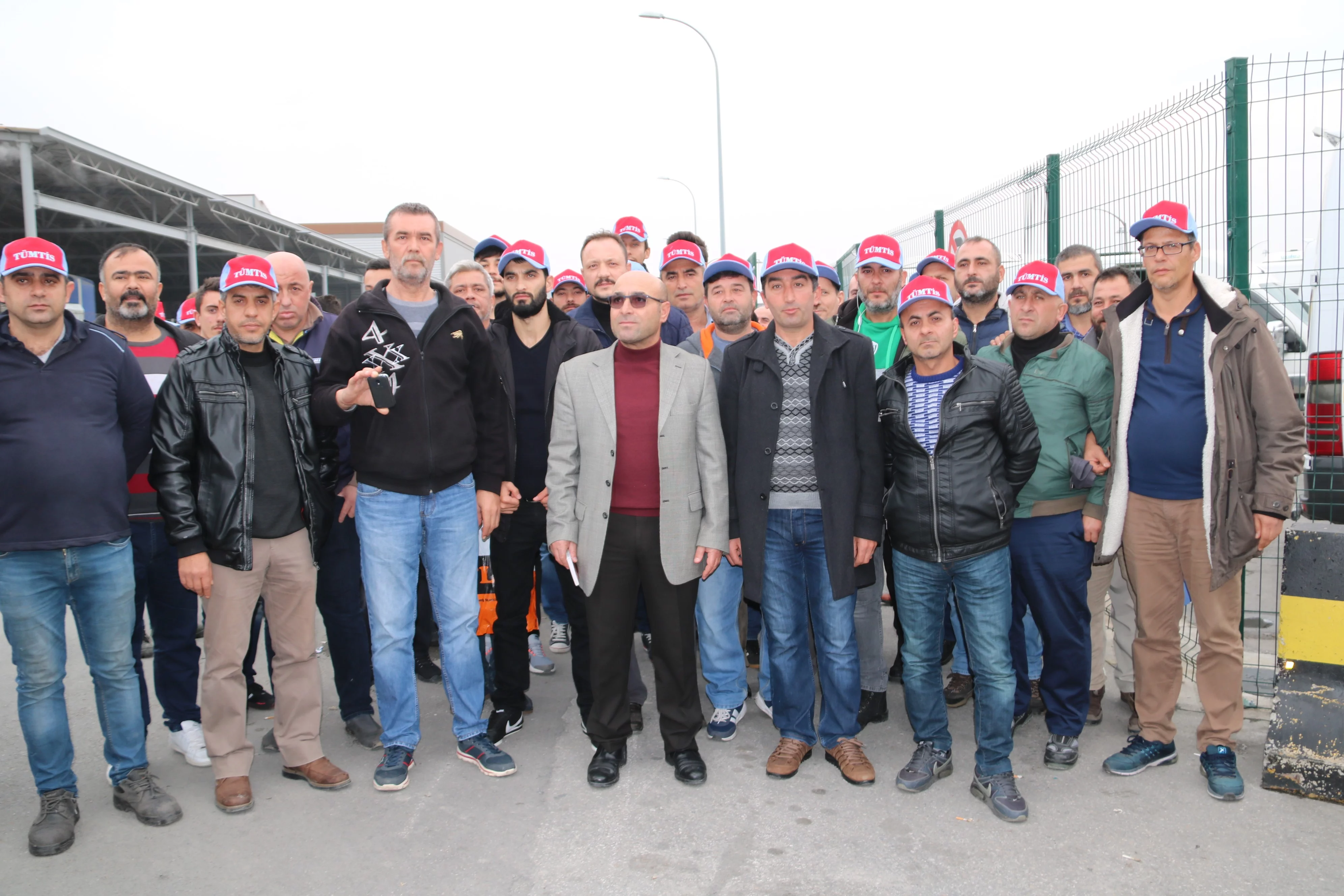 Tofaş'ta işine son verilen 97 işçi fabrika önünde eylem yaptı