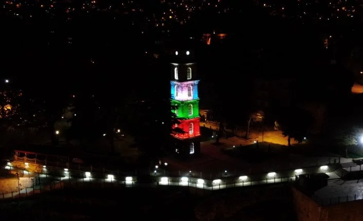 Tophane Saat Kulesi Filistin bayrağı renklerinde ışıklandırıldı