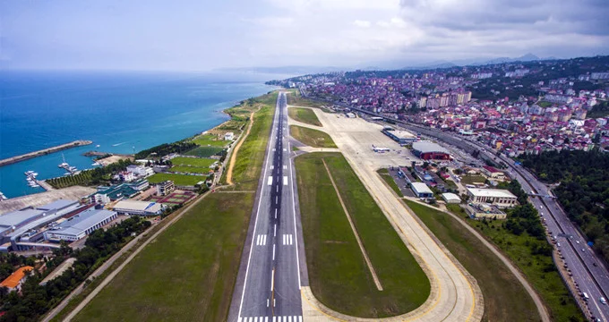 Trabzon'da Havalimanı Trafiğe Kapatıldı, Ambulans Uçak Acil İniş Yaptı