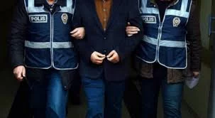 Tutuksuz yargılandığı duruşmada terör örgütü elebaşı Fethullah Gülen’i övünce tutuklandı