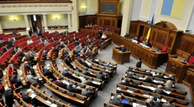 Ukrayna'da oturumlara katılmayan milletvekillerine maaş ödenmeyecek