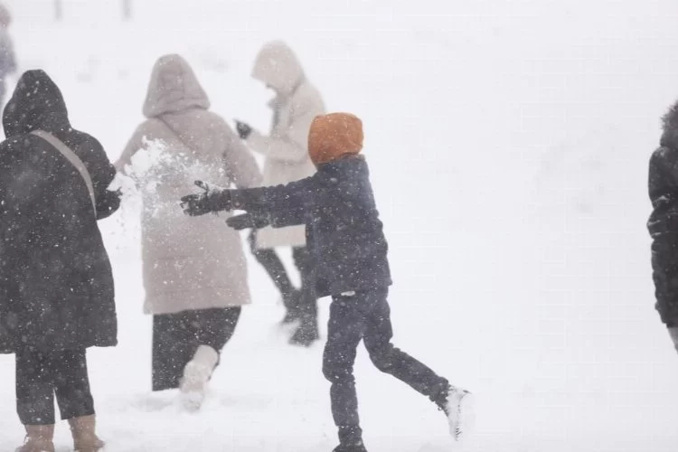 Uludağ'da sezonun ilk kar yağışı sevinçle karşılandı